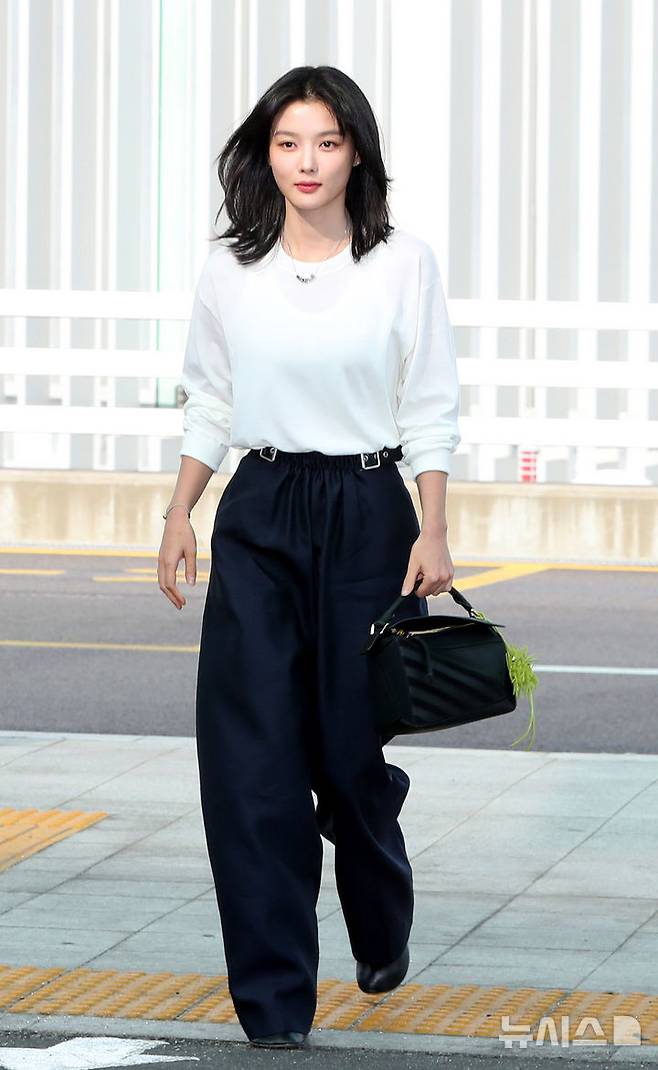[인천공항=뉴시스] 김혜진 기자 = 배우 김유정이 해외 패션쇼 참석을 위해 2일 오전 인천국제공항을 통해 프랑스 파리로 출국하고 있다. 2025.10.02. jini@newsis.com