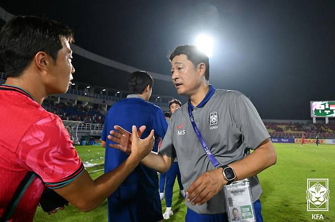 [서울=뉴시스] 지난달 9일(현지 시간) 인도네시아 시도아르조 겔로라 델타 경기장에서 열린 2026 아시아축구연맹(AFC) U-23 아시안컵 예선 J조 3차전 한국과 인도네시아 경기 종료 후 이민성 감독이 이승원을 격려하고 있다. 대표팀은 이날 인도네시아에 1-0으로 승리해 U-23 아시안컵 본선에 조 1위로 진출했다. (사진=대한축구협회 제공) 2025.09.10. photo@newsis.com *재판매 및 DB 금지