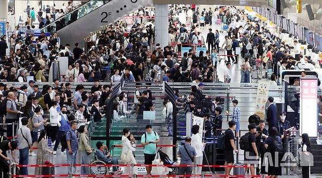 [부산=뉴시스] 하경민 기자 = 추석 연휴를 앞둔 2일 부산 강서구 김해국제공항 국제선 청사에서 해외여행을 떠나는 시민들이 출국 수속을 하고 있다.    이번 추석 연휴 기간(2~12일) 전국 15개 공항 이용객은 역대 명절 연휴 최대인 약 526만명에 달할 것으로 전망됐다. 인천공항이 245만명, 김포·김해·제주 등 14개 공항이 281만명(국내선 206만명, 국제선 75만명)으로 예상됐다. 한국공항공사는 국제선 출발 2시간 전까지 공항 도착을 권고했다. 2025.10.02. yulnetphoto@newsis.com