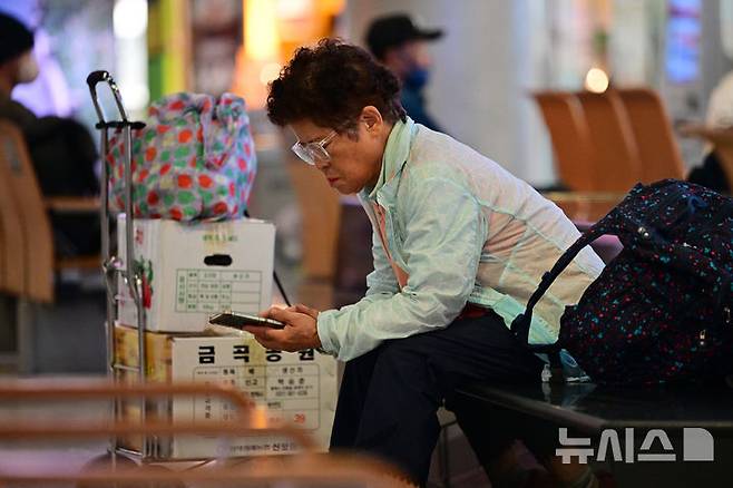 [광주=뉴시스] 이영주 기자 = 추석 연휴를 하루 앞둔 2일 오전 광주 서구 유·스퀘어광주종합버스터미널에서 역귀성길에 오른 한 어르신이 버스를 기다리고 있다. 2025.10.02. leeyj2578@newsis.com