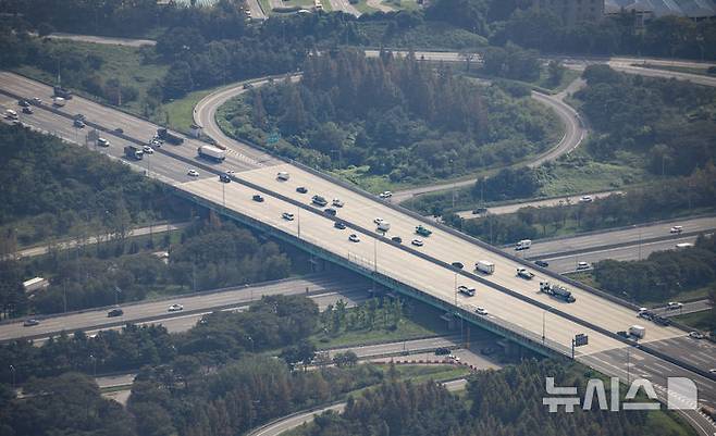 [용인=뉴시스] 김근수 기자 = 민족 대명절 추석 연휴를 앞둔 2일 경기 용인시 영동고속도로 신갈분기점 인근에서 강릉방향(오른쪽) 차량들이 지나가고 있다. (항공촬영 협조: 경기남부경찰청 항공대 김형수 경감, 정종인 경위) 2025.10.02. ks@newsis.com
