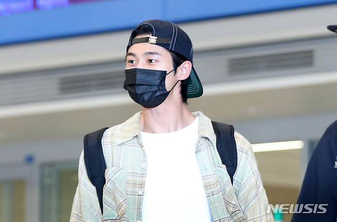 [인천공항=뉴시스] 지난해 7월16일 오후 배우 변우석이 홍콩에서 열린 아시아 팬미팅 투어를 마치고 인천국제공항을 통해 입국하고 있다. 그는 같은 달 12일 오전 해당 팬미팅 투어를 위해 출국하는 과정에서 '과잉 경호' 논란에 휩싸였다. (사진=뉴시스DB) 2025.10.02. photo@newsis.com