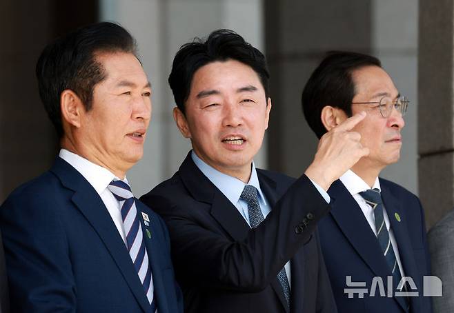 [성남=뉴시스] 고범준 기자 = 정청래(왼쪽부터) 더불어민주당 대표, 강훈식 비서실장, 우상호 정무수석 등 환송 인사들이 22일 경기 성남 서울공항에서 제80차 유엔총회 참석차 미국 뉴욕으로 출국하는 이재명 대통령이 탑승한 공군 1호기를 바라보며 대화하고 있다. 2025.09.22. bjko@newsis.com