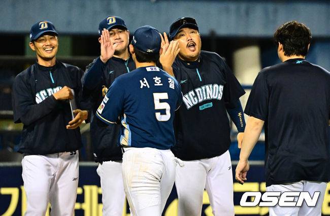 [OSEN=잠실, 지형준 기자] 프로야구 LG 트윈스가 자력 우승에 실패했다.&nbsp;NC 다이노스는 파죽의 8연승을 이어갔다.&nbsp;&nbsp;LG는 1일 서울 잠실구장에서 열린 2025 KBO리그 NC와 시즌 마지막 경기에서 3-7로 패배했다.&nbsp;한화가 이날 SSG전, 오는 3일 KT전에서 2승을 하지 못할 경우, LG는 우승을 차지한다. 만약 한화가 2승을 거두면, 1위 타이브레이커를 통해 우승팀을 가리게 된다. 경기를 마치고 NC 이호준 감독이 승리를 기뻐하고 있다. 2025.10.01 /jpnews@osen.co.kr