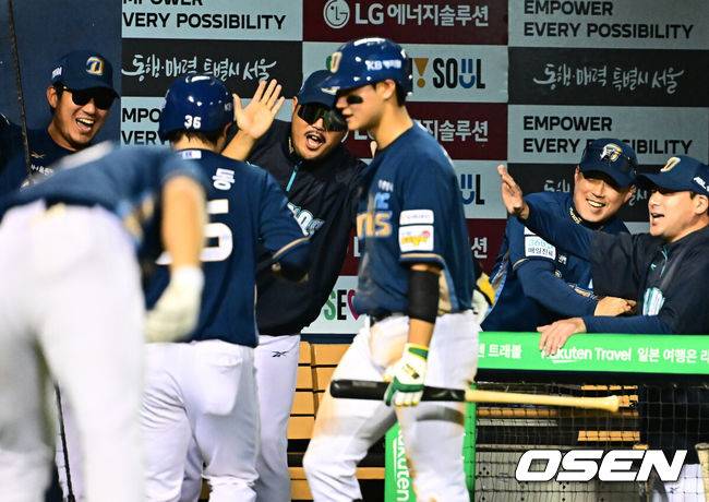 [OSEN=잠실, 지형준 기자] 1일 서울 잠실구장에서 ‘2025 신한 SOL Bank KBO리그’ LG 트윈스와 NC 다이노스의 경기가 열렸다.LG는 우승 매직넘버 ‘1’을 남겨두고 있다. 시즌 마지막 경기에서 우승 샴페인을 터뜨릴 수 있다.&nbsp;NC는 전날 KT에 9-4 승리를 거두며 5위로 올라섰다. 6위 KT에 승차없이 승률에 앞선 5위다.&nbsp;4회초 1사 만루에서 NC 이호준 감독을 비롯한 코칭스태프가 김형준의 2타점 중전 적시타에 역전에 성공하며 기뻐하고 있다. 2025.10.01 /jpnews@osen.co.kr