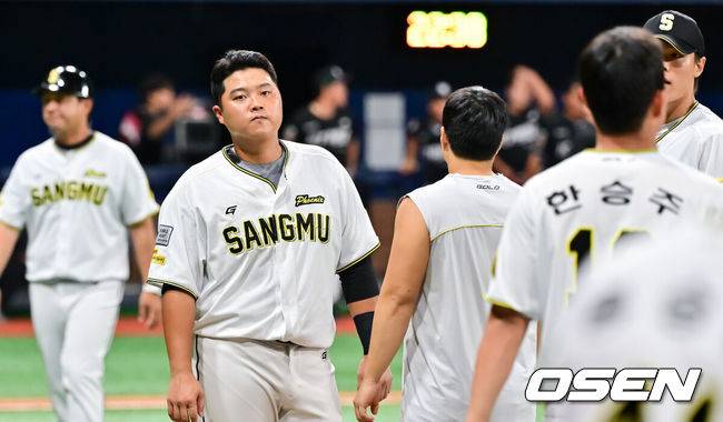 [OSEN=고척, 박준형 기자]  퓨처스리그 최강팀이 KT의 마법에 무너졌다.&nbsp;김호 감독이 이끄는 KT 위즈 퓨처스팀은 1일 서울 고척스카이돔에서 열린 2025 KBO 퓨처스리그 상무와의 챔피언결정전에서 10-5로 승리했다.&nbsp;경기종료 후 상무 한동희가 아쉬워하고 있다.   2025.10.01 / soul1014@osen.co.kr