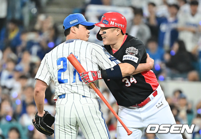 [OSEN=대구, 이석우 기자] 30일 대구삼성라이온즈파크에서 2025 신한 SOL 뱅크 KBO 리그 삼성 라이온즈와 KIA 타이거즈의 경기가 열렸다.홈팀 삼성은 후라도가, 방문팀 KIA는 김태형이 선발 출전했다.삼성 라이온즈 오승환이 9회초 KIA 타이거즈 최형우를 삼진으로 잡고 인사를 하고 있다. 2025.09.30 / foto0307@osen.co.kr