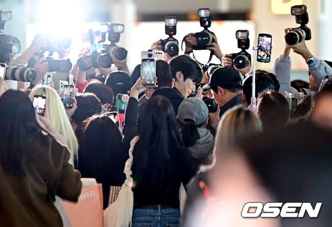 [OSEN=지형준 기자] 배우 변우석이 '2024 MAMA AWARDS'를 위해 21일 인천국제공항을 통해 일본 오사카로 출국했다.글로벌 대표 K-POP 시상식 ‘2024 MAMA AWARDS’은 현지시간 기준으로 11월 21일 미국 LA 돌비씨어터에서, 11월 22일과 23일에 일본 교세라 돔 오사카에서 개최되며, Mnet뿐 아니라 유튜브 채널 Mnet K-POP을 비롯해 Mnet TV 등을 통해 전 세계에 생중계될 예정이다.변우석이 출국장으로 이동하고 있다. 2024.11.21 / jpnews@osen.co.kr