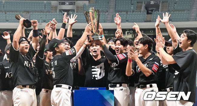 [OSEN=고척, 박준형 기자]  퓨처스리그 최강팀이 KT의 마법에 무너졌다.&nbsp;김호 감독이 이끄는 KT 위즈 퓨처스팀은 1일 서울 고척스카이돔에서 열린 2025 KBO 퓨처스리그 상무와의 챔피언결정전에서 10-5로 승리했다.&nbsp;시상식에서 KT 선수들이 우승 트로피를 들고 포즈를 취하고 있다.  2025.10.01 / soul1014@osen.co.kr