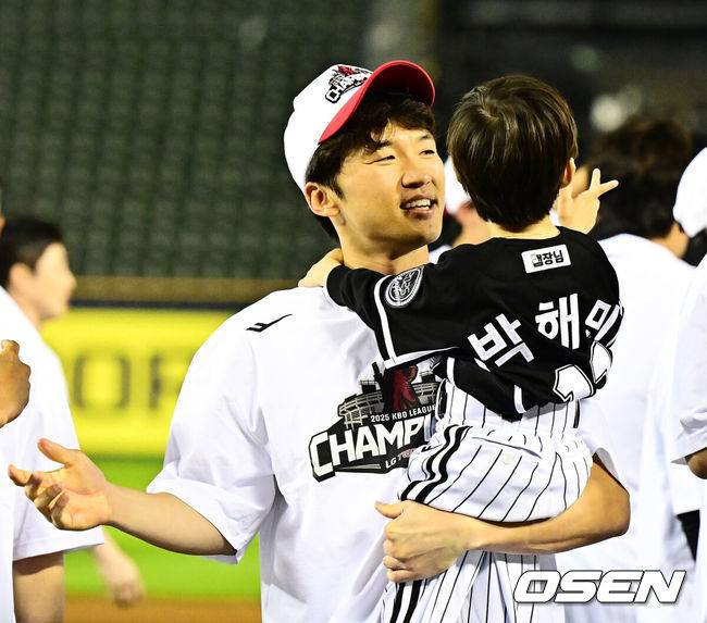 [OSEN=잠실, 지형준 기자] 프로야구 LG 트윈스가 극적으로 2025 정규시즌 우승을 차지했다. 자력 우승이 물거품이 된 LG는 SSG 랜더스가 한화 이글스에 극적인 끝내기 승리를 거두면서 우승을 확정했다.&nbsp;LG는 1일 서울 잠실구장에서 열린 2025 KBO리그 NC와 시즌 마지막 경기에서&nbsp;3-7로 패배했다.&nbsp;이로써 LG는 85승 3무 56패로 시즌을 마쳤다.&nbsp;LG 박해민이 아들과 우승 세리머니를 하고 있다. 2025.10.01 /jpnews@osen.co.kr