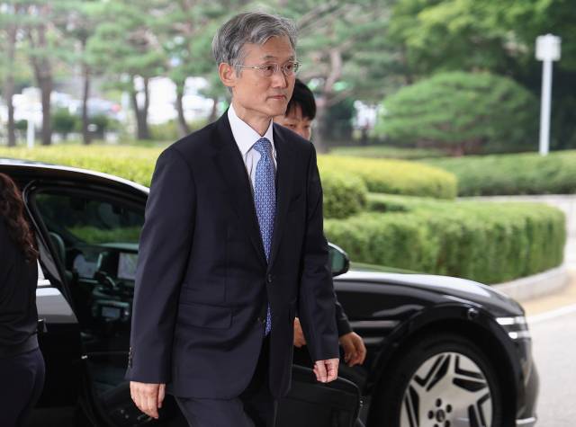 ▲국회 법사위가 더불어민주당 주도로 조희대 대법원장의 대선개입 의혹에 대한 청문회를 열 예정이었던 지난달 30일, 불출석 사유서를 제출한 조 대법원장이 서울 서초구 대법원으로 출근하고 있다. ⓒ연합뉴스