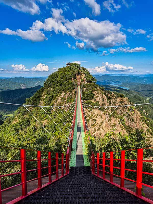 구봉산 4봉과 5봉을 연결하는 100m 길이의 구름다리.