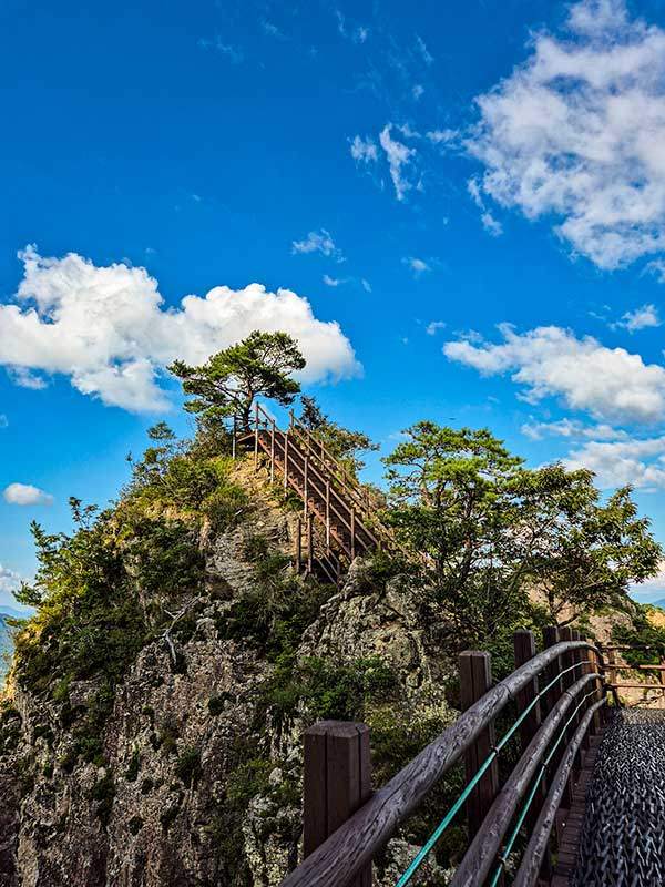 구봉산 8봉~1봉 구간. 나무계단이 잘 설치되어 있다.