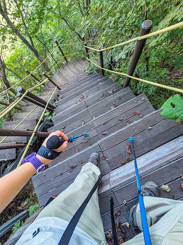 구봉산 천왕봉에서 돈내미재로 내려가는 길. 몹시 가파른 계단이 계속 이어진다.