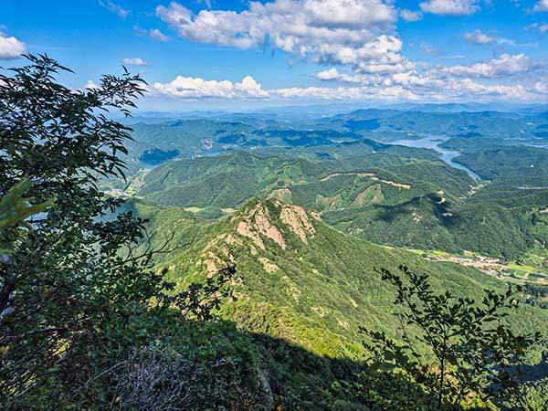 구봉산 천왕봉에서 내려다본 구봉산 8봉~1봉. 4봉과 5봉을 잇는 구름다리도 보인다.
