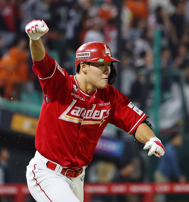 1일 인천 SSG랜더스필드에서 열린 2025 프로야구 한화 이글스와 SSG 랜더스의 경기. 9회 말 2사 1루 상황에서 SSG 이율예가 역전 끝내기 투런 홈런을 친 뒤 베이스를 돌고 있다. 연합