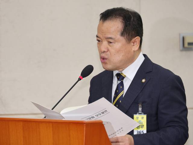 위철환 중앙선거관리위원 후보자가 1일 서울 여의도 국회 행정안전위원회 전체회의에서 열린 인사청문회에서 발언하고 있다. 연합뉴스