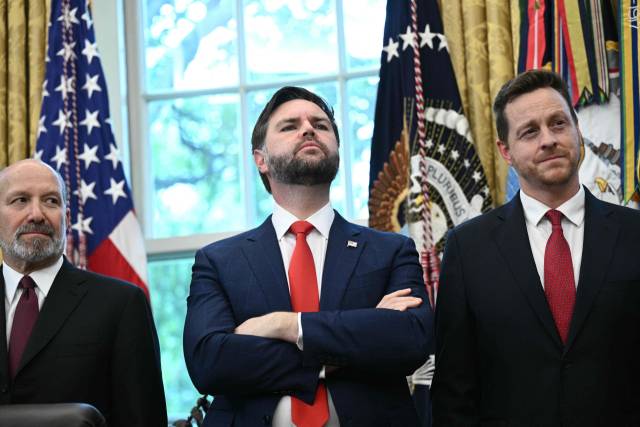 하워드 러트닉(왼쪽부터) 미국 상무부 장관, JD 밴스 부통령과 케네디 주니어 보건복지부 장관의 선임고문을 맡은 크리스 클롬프. AFP연합뉴스