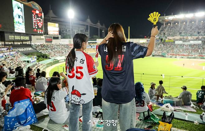 지난달 29일 SSG-롯데전이 열린 인천 SSG랜더스필드에서 야구팬들이 응원하고 있다. SSG랜더스 제공