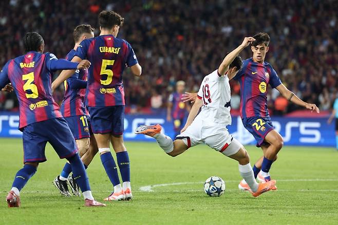 PSG 이강인이 2일 바르셀로나전에서 왼발슛을 날리고 있다. AFP연합뉴스