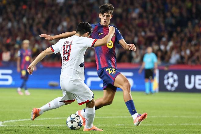 2일, 2025-2026시즌 UEFA 챔피언스리그 리그 페이즈 2라운드, 바르셀로나전 드리블을 시도하는 이강인. AFP연합뉴스