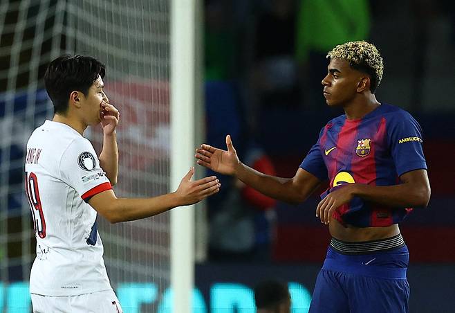 파리 생제르맹(PSG) 이강인(왼쪽)이 1일 스페인 바르셀로나 에스타디 올림픽 루이스 콤파니스에서 열린 유럽축구연맹(UEFA) 챔피언스리그 FC바르셀로나와의 경기 종료 후 라민 야말과 악수하고 있다. 로이터