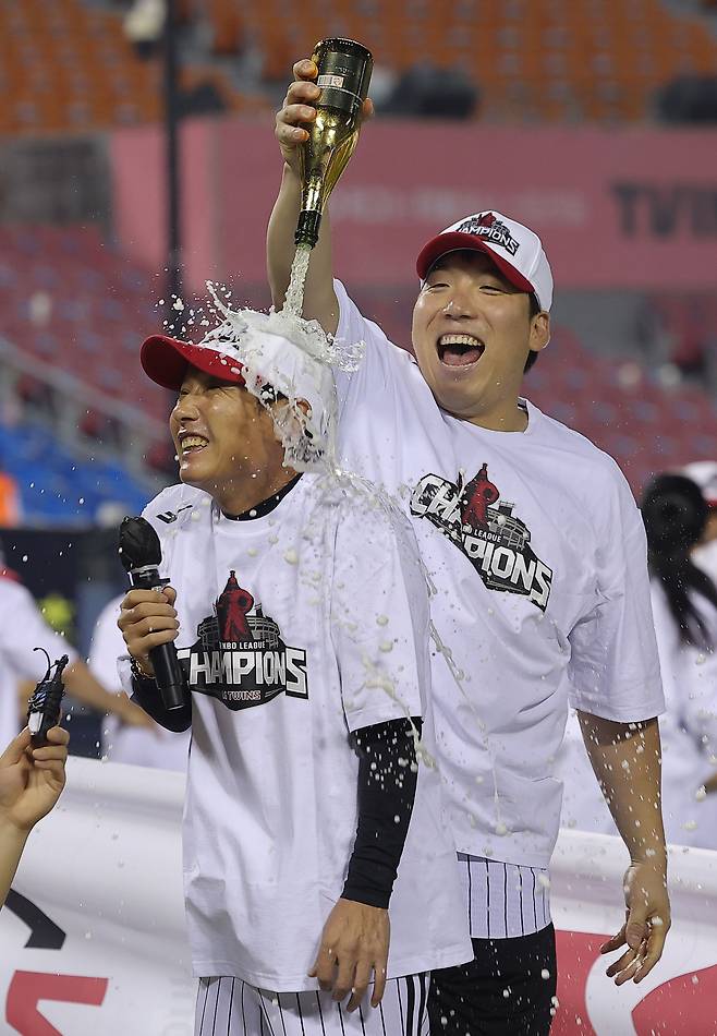 LG 트윈스 염경엽 감독이 1일 서울 잠실야구장에서 정규 시즌 우승을 확정한 뒤 김현수로부터 샴페인을 맞고 있다. 연합뉴스