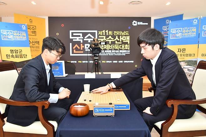 왕싱하오 9단(오른쪽)과 대국하는 안성준 9단.  한국기원 제공