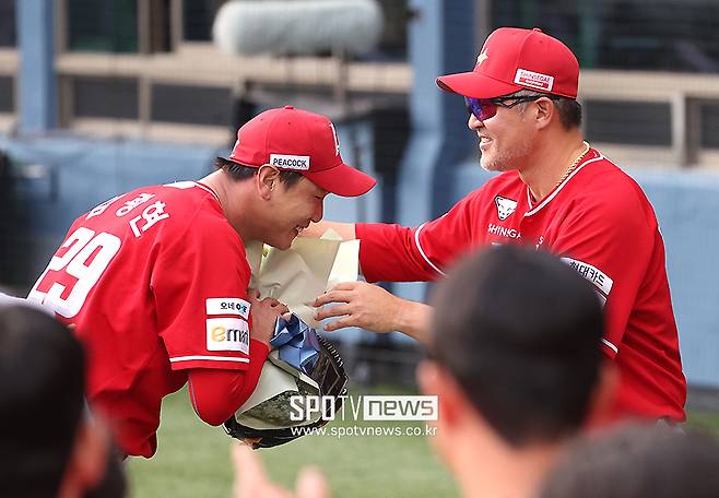 ▲ 이숭용 감독은 베태랑 선수들과 원활한 소통을 바탕으로 팀 분위기를 다잡고, 올 시즌 원팀의 기조를 확실하게 뿌리내렸다 ⓒ곽혜미 기자