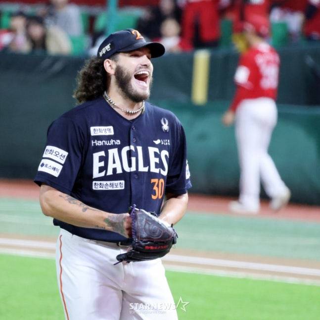 탈삼진왕을 확정한 폰세가 환한 미소를 짓고 있다. /사진=강영조 선임기자