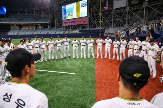 상무 선수들과 코칭스태프. /사진=KBO 제공