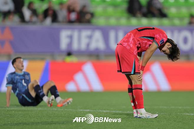 1일(한국시간) 칠레 발파라이소의 에스타디오 엘리아스 피게로아 브란데르에서 열린 2025 국제축구연맹(FIFA) 20세 이하(U-20) 월드컵 조별리그 B조 2차전 0-0 무승부 후 아쉬워하고 있는 한국과 파라과이 선수들. /AFPBBNews=뉴스1