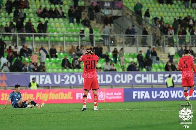 1일(한국시간) 칠레 발파라이소의 에스타디오 엘리아스 피게로아 브란데르에서 열린 2025 국제축구연맹(FIFA) 20세 이하(U-20) 월드컵 조별리그 B조 2차전 파라과이전 0-0 무승부 후 아쉬워하고 있는 한국 대표팀 선수들. /사진=대한축구협회 제공
