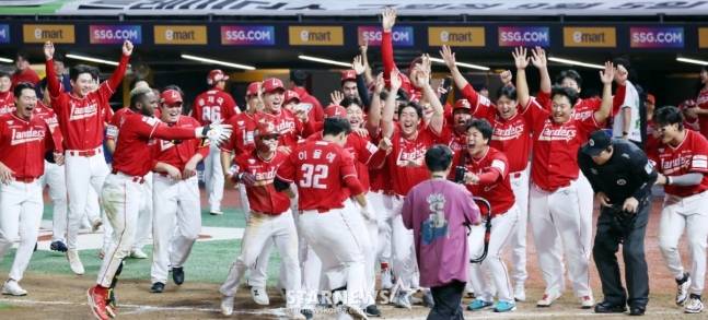 홈런을 날리고 홈으로 돌아온 이율예(가운데)를 동료들이 적극적으로 반기고 있다. /사진=강영조 선임기자