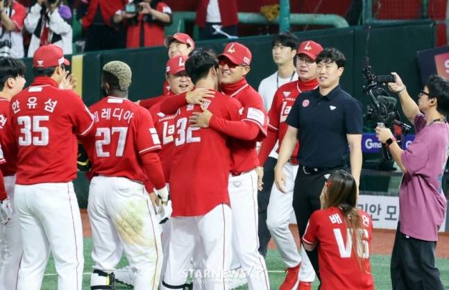 홈런을 날린 이율예(가운데)가 이숭용 감독과 진한 포옹을 나누고 있다. /사진=강영조 선임기자