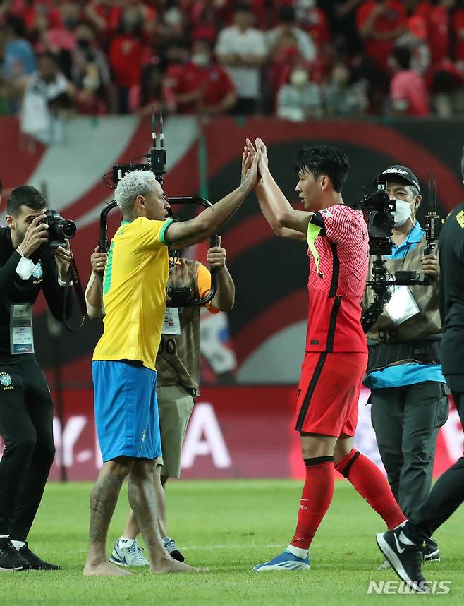 네이마르(왼쪽)와 손흥민이 2022년 6월 서울월드컵경기장에서 열린 대한민국과 브라질의 친선경기가 끝난 뒤 하이파이브하고 있다. /사진=뉴시스 제공