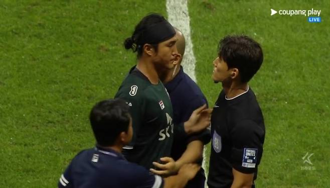 지난달 28일 수원FC전에서 퇴장당한 뒤 대기심과 신경전을 벌이고 있는 제주 SK 김동준(왼쪽). /사진=중계화면 캡처