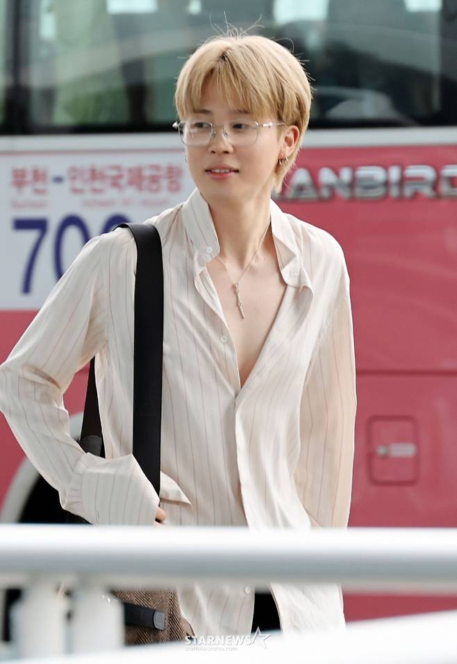 그룹 방탄소년단 지민이 디올 패션쇼 일정 차 30일 오전 인천국제공항을 통해 출국하고 있다. 2025.09.30 /사진=임성균 tjdrbs23@