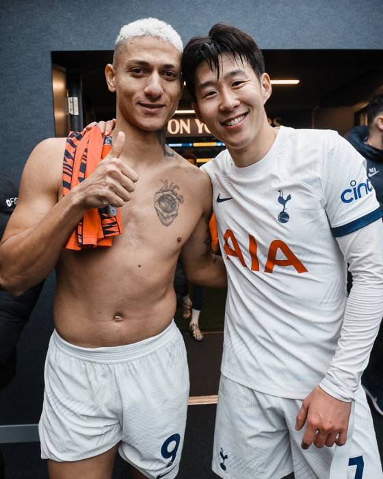 히샬리송(왼쪽)과 손흥민이 경기 후 함께 포즈를 취하고 있다. /사진=토트넘 공식 SNS 갈무리