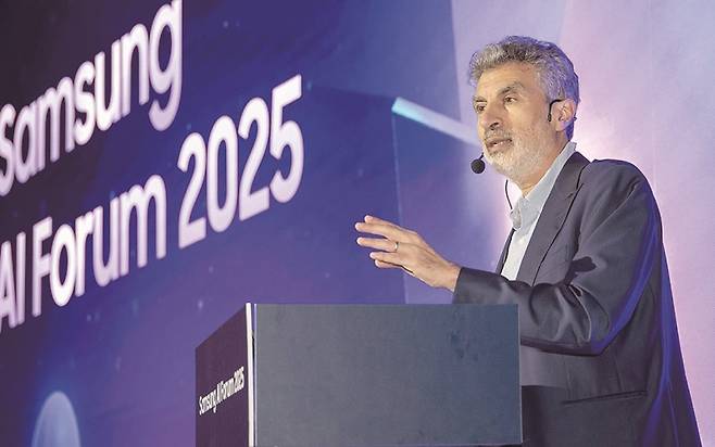 삼성전자가 자사 제품의 AI 기능을 강화하는 데 심혈을 기울이고 있다. 사진은 '삼성 AI 포럼'에서 강연 중인 요슈아 벤지오 캐나다 몬트리올대 교수.[사진 | 삼성전자 제공]