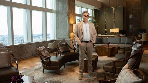 롯데월드타워 시그니엘 서울 호텔에서의 유진 레비 /&nbsp;Apple TV+