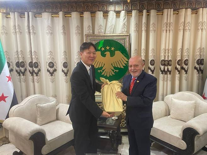 전규석 주레바논 대사와 무함마드 니달 알샤르 시리아 경제산업부 장관 (모스크바=연합뉴스) 전규석 주레바논 대사가 지난달 30일(현지시간) 시리아 경제산업부 청사에서 무함마드 니달 알샤르 시리아 경제산업부 장관과 면담하고 있다. [주레바논 대사관 제공] 2025.10.1 abbie@yna.co.kr (끝)