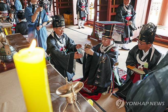 정전에서 열린 종묘대제 (서울=연합뉴스) 서대연 기자 = 4일 서울 종로구 종묘 정전에서 열린 '종묘대제'에서 제관들이 초헌례(신에게 첫 잔을 올리는 예)를 하고 있다.
    종묘대제는 매년 5월 조선시대 역대 왕과 왕비의 신위를 모신 종묘에서 올리는 제사로 조선 왕실의 제사 중 가장 규모가 크고 중요한 제사다. 2025.5.4 [공동취재] dwise@yna.co.kr