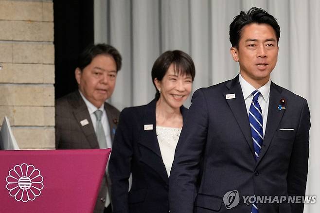 자민당 총재 선거 후보. 오른쪽부터 고이즈미, 다카이치, 하야시 의원. [EPA 연합뉴스 자료사진. 재판매 및 DB 금지]