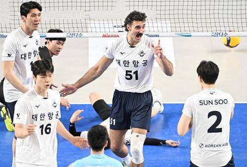 대한항공의 외국인 거포 카일 러셀(중앙)과 선수들 [한국배구연맹 제공. 재판매 및 DB 금지]