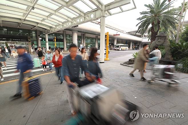 추석 연휴 앞두고 제주로 (제주=연합뉴스) 박지호 기자 = 추석 연휴를 하루 앞둔 2일 오전 제주공항에 도착한 귀성객과 여행객이 주차장으로 향하고 있다. 2025.10.2 jihopark@yna.co.kr