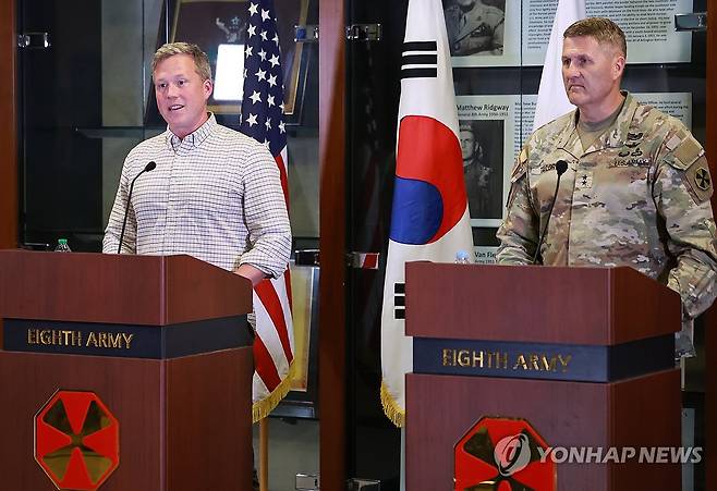 미국 육군장관 방한 미디어 간담회 (평택=연합뉴스) 홍해인 기자 = 대니얼 드리스콜 미국 육군장관(왼쪽)과 윌리엄 테일러 미8군 사령관 직무대행이 1일 경기도 평택시 캠프 험프리스에서 미디어 간담회를 하고 있다. 2025.10.2 hihong@yna.co.kr