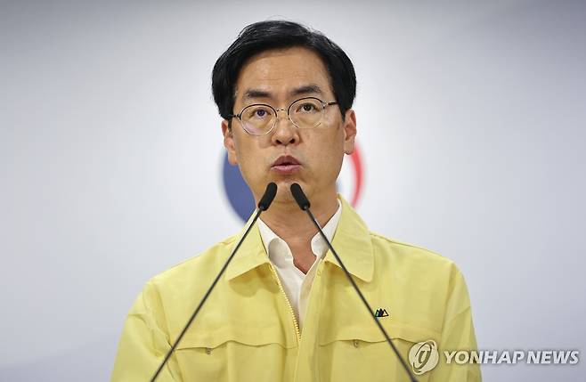 중대본 브리핑하는 김민재 차관 (서울=연합뉴스) 윤동진 기자 = 김민재 중앙재난안전대책본부 1차장(행안부 차관)이 2일 정부서울청사에서 국가정보자원관리원 행정정보시스템 화재 관련 중대본 브리핑을 하고 있다. 2025.10.2 mon@yna.co.kr