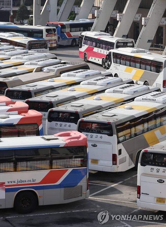 터미널에 가득 찬 고속버스 (서울=연합뉴스) 이진욱 기자 = 추석 연휴를 앞둔 2일 서울 서초구 강남고속버스터미널에 고속버스 차량이 대기해 있다. 2025.10.2 cityboy@yna.co.kr