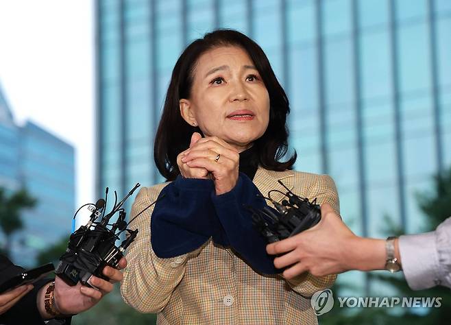 체포된 이진숙 전 방통위원장 (서울=연합뉴스) 신현우 기자 = 국가공무원법 및 공직선거법 위반 등의 혐의로 체포된 이진숙 전 방송통신위원장이 2일 서울 영등포경찰서로 압송되며 취재진에 발언하고 있다. 2025.10.2 nowwego@yna.co.kr